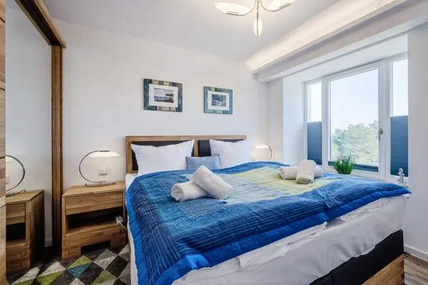 Schlafzimmer: Boxspringdoppelbett (180 x 200), TV, Kleiderschrank, Safe  FeWo Seemelodie in PRORA - 9.43