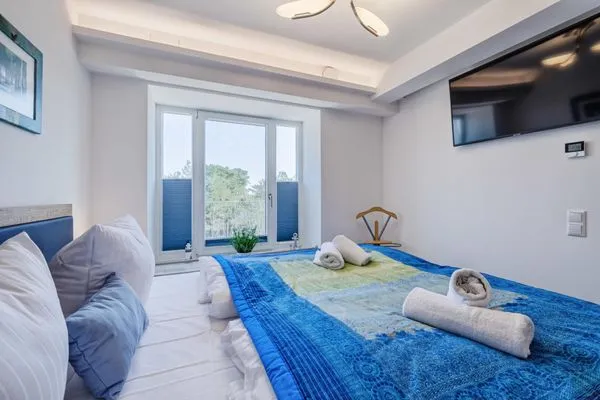 Schlafzimmer: Boxspringdoppelbett (180 x 200), TV, Kleiderschrank, Safe  FeWo Seemelodie in PRORA - 9.43