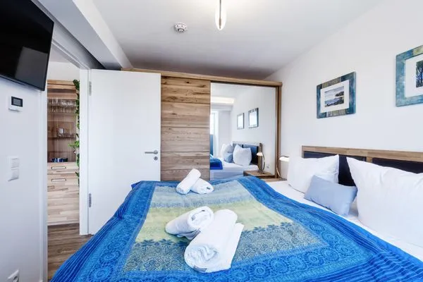 Schlafzimmer: Boxspringdoppelbett (180 x 200), TV, Kleiderschrank, Safe  FeWo Seemelodie in PRORA - 9.43