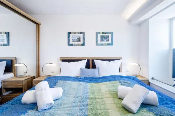 Schlafzimmer: Boxspringdoppelbett (180 x 200), TV, Kleiderschrank, Safe  FeWo Seemelodie in PRORA - 9.43