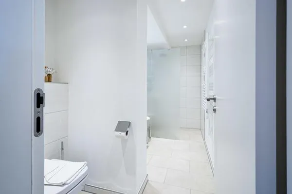 Badezimmer: Regendusche, WC, Haartrockner  FeWo Seemelodie in PRORA - 9.43