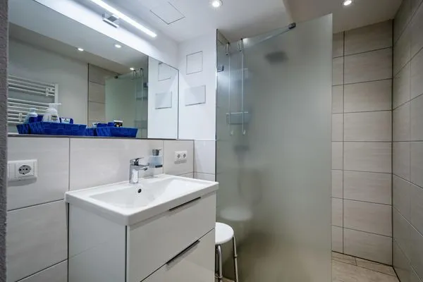 Badezimmer: Regendusche, WC, Haartrockner  FeWo Seemelodie in PRORA - 9.43