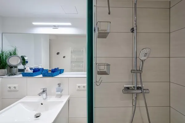 Badezimmer: Regendusche, WC, Haartrockner  FeWo Seemelodie in PRORA - 9.43