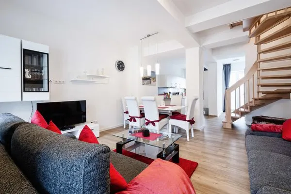 Wohn- /Essbereich: Couch, Schlafsofa, TV , Essbereich, Zugang zur Terrasse  FeWo Seepferdchen in PRORA - 9.07