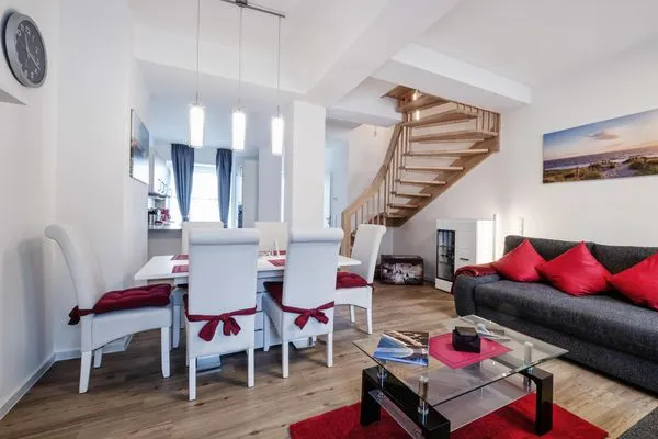 Wohn- /Essbereich: Couch, Schlafsofa, TV , Essbereich, Zugang zur Terrasse  FeWo Seepferdchen in PRORA - 9.07