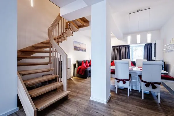 Wohn- /Essbereich: Couch, Schlafsofa, TV , Essbereich, Zugang zur Terrasse  FeWo Seepferdchen in PRORA - 9.07