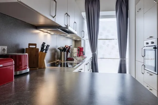 Wohn- /Essbereich: Couch, Schlafsofa, TV , Essbereich, Zugang zur Terrasse  FeWo Seepferdchen in PRORA - 9.07