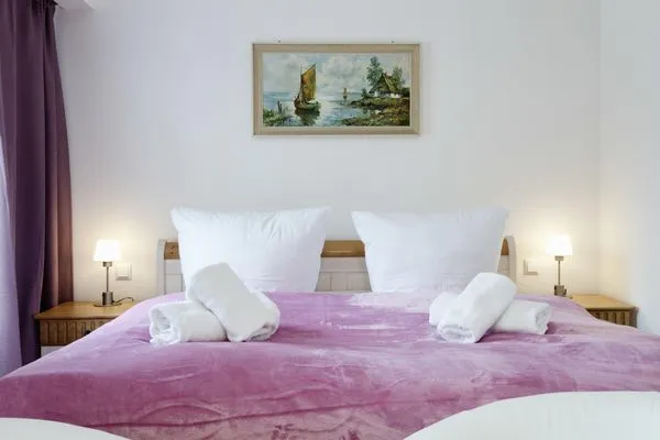 Schlafzimmer 1: Doppelbett (160x200), TV, Zugang zum Balkon  FeWo Seepferdchen in PRORA - 9.07