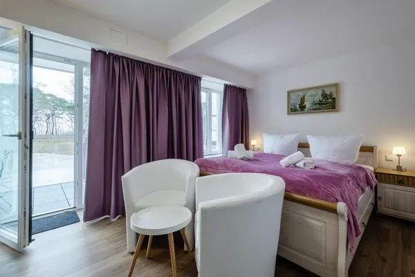 Schlafzimmer 1: Doppelbett (160x200), TV, Zugang zum Balkon  FeWo Seepferdchen in PRORA - 9.07