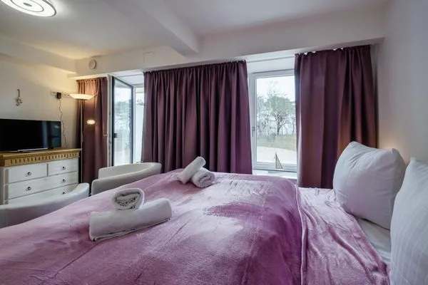 Schlafzimmer 1: Doppelbett (160x200), TV, Zugang zum Balkon  FeWo Seepferdchen in PRORA - 9.07