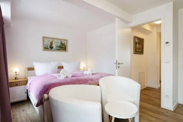 Schlafzimmer 2: Doppelbett (160x200), TV  FeWo Seepferdchen in PRORA - 9.07