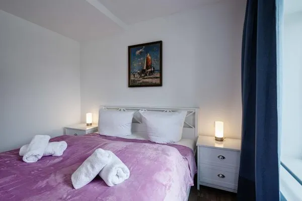 Schlafzimmer 2: Doppelbett (160x200), TV  FeWo Seepferdchen in PRORA - 9.07