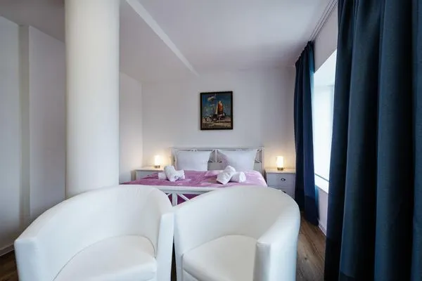 Schlafzimmer 2: Doppelbett (160x200), TV  FeWo Seepferdchen in PRORA - 9.07