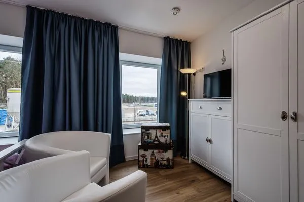 Schlafzimmer 2: Doppelbett (160x200), TV  FeWo Seepferdchen in PRORA - 9.07