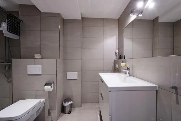 Badezimmer: Regendusche, Haartrockner, WC  FeWo Seepferdchen in PRORA - 9.07