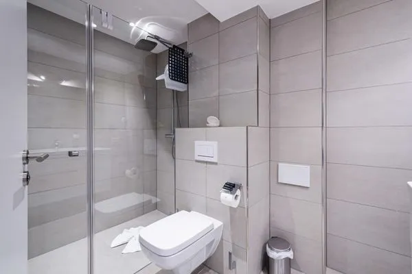 Badezimmer: Regendusche, Haartrockner, WC  FeWo Seepferdchen in PRORA - 9.07