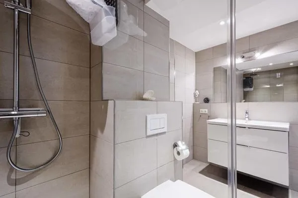 Badezimmer: Regendusche, Haartrockner, WC  FeWo Seepferdchen in PRORA - 9.07