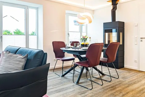 Wohnbereich/Essbereich: Sofa, TV, Beschattungs-Plissess, Treppenaufgang zur Dachterrasse, Zugang zum Balkon  FeWo Sky Lodge Dachterrasse in PRORA - 8.51b