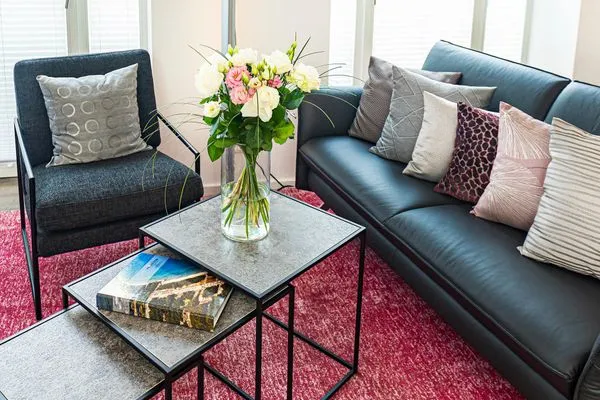 Wohnbereich/Essbereich: Sofa, TV, Beschattungs-Plissess, Treppenaufgang zur Dachterrasse, Zugang zum Balkon  FeWo Sky Lodge Dachterrasse in PRORA - 8.51b