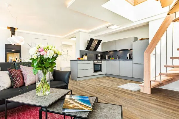 Wohnbereich/Essbereich: Sofa, TV, Beschattungs-Plissess, Treppenaufgang zur Dachterrasse, Zugang zum Balkon  FeWo Sky Lodge Dachterrasse in PRORA - 8.51b