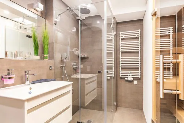 Großes Badezimmer 1: Sauna, Regendusche, WC, Haartrockner, Sitzhocker  FeWo Sky Lodge Dachterrasse in PRORA - 8.51b