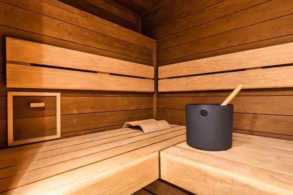 Großes Badezimmer 1: Sauna, Regendusche, WC, Haartrockner, Sitzhocker  FeWo Sky Lodge Dachterrasse in PRORA - 8.51b