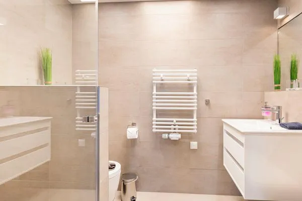 Kleines Bad 2: Regendusche, WC, Haartrockner, Sitzbank  FeWo Sky Lodge Dachterrasse in PRORA - 8.51b