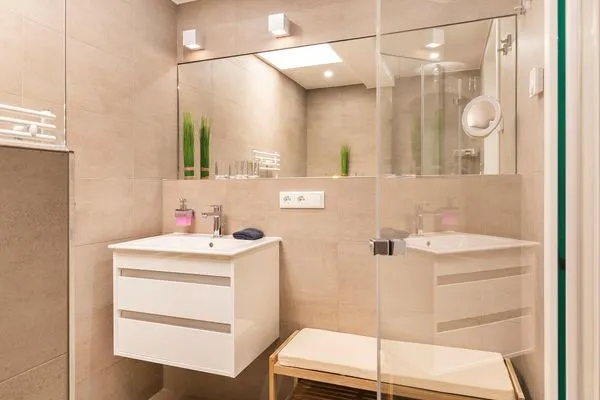 Kleines Bad 2: Regendusche, WC, Haartrockner, Sitzbank  FeWo Sky Lodge Dachterrasse in PRORA - 8.51b