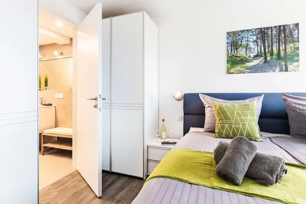 Schlafzimmer 1: Doppelbett (180 x 200), TV  FeWo Sky Lodge Dachterrasse in PRORA - 8.51b