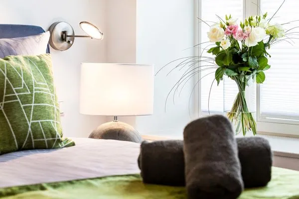 Schlafzimmer 1: Doppelbett (180 x 200), TV  FeWo Sky Lodge Dachterrasse in PRORA - 8.51b