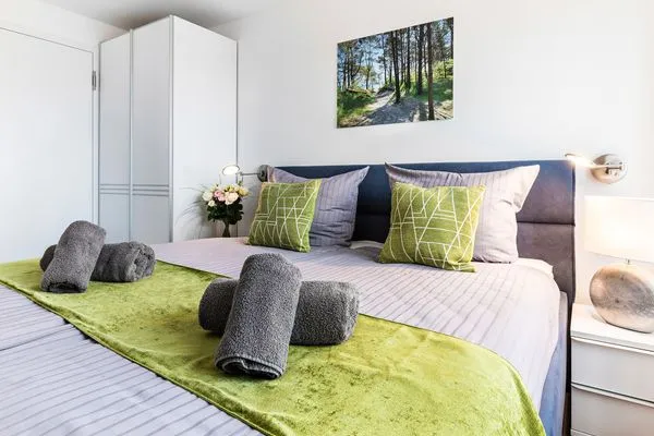 Schlafzimmer 1: Doppelbett (180 x 200), TV  FeWo Sky Lodge Dachterrasse in PRORA - 8.51b