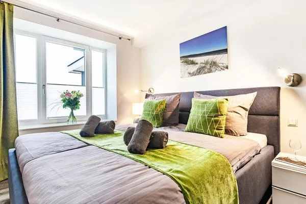 Schlafzimmer 2: Doppelbett (180 x 200) Verdunkelungs-Plissees, anliegendes Badezimmer  FeWo Sky Lodge Dachterrasse in PRORA - 8.51b