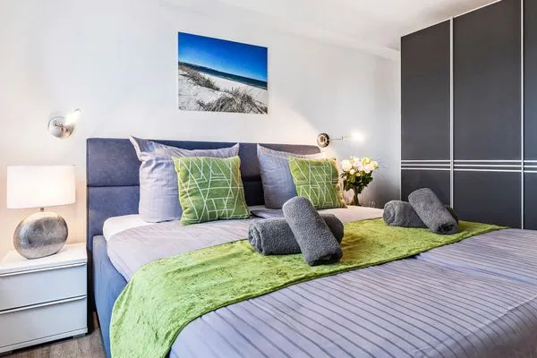 Schlafzimmer 2: Doppelbett (180 x 200) Verdunkelungs-Plissees, anliegendes Badezimmer  FeWo Sky Lodge Dachterrasse in PRORA - 8.51b