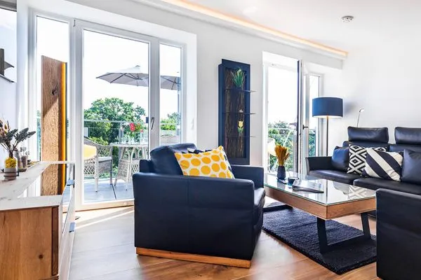 Wohnbereich/Essbereich: Schlafsofa (140x200), TV, Zugang zum Balkon  FeWo Sky Suite Proradies Dachterrasse in PRORA - 8.51a