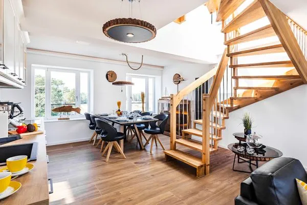 Wohnbereich/Essbereich: Schlafsofa (140x200), TV, Zugang zum Balkon  FeWo Sky Suite Proradies Dachterrasse in PRORA - 8.51a