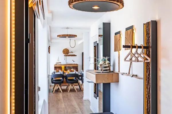 - Wohnbereich/Essbereich: Schlafsofa (140x200), TV, Zugang zum Balkon  FeWo Sky Suite Proradies Dachterrasse in PRORA - 8.51a