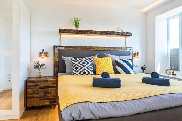 Schlafzimmer 1: Boxspringdoppelbett (180*200), TV  FeWo Sky Suite Proradies Dachterrasse in PRORA - 8.51a