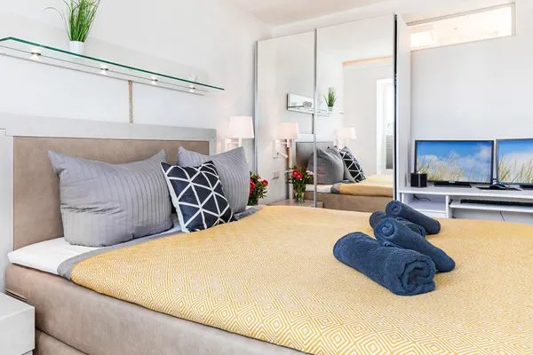 Schlafzimmer 1: Boxspringdoppelbett (180*200), TV  FeWo Sky Suite Proradies Dachterrasse in PRORA - 8.51a