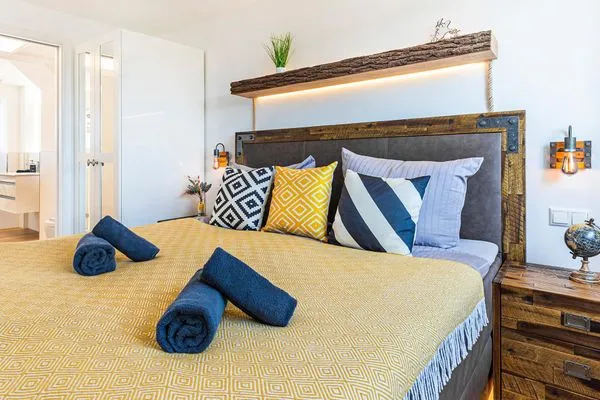 Schlafzimmer 2: Boxspringdoppelbett (160*200), TV  FeWo Sky Suite Proradies Dachterrasse in PRORA - 8.51a