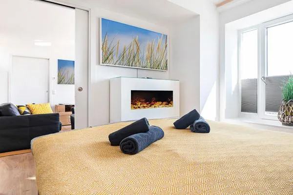 Schlafzimmer 2: Boxspringdoppelbett (160*200), TV  FeWo Sky Suite Proradies Dachterrasse in PRORA - 8.51a