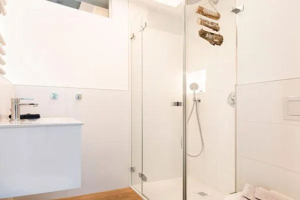 Badezimmer 1: Regendusche, WC  FeWo Sky Suite Proradies Dachterrasse in PRORA - 8.51a