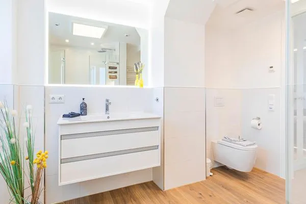 Badezimmer 1: Regendusche, WC  FeWo Sky Suite Proradies Dachterrasse in PRORA - 8.51a