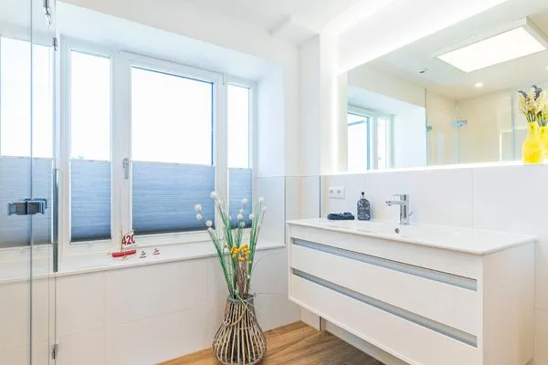 Badezimmer 2: Regendusche, Haartrockner, WC  FeWo Sky Suite Proradies Dachterrasse in PRORA - 8.51a