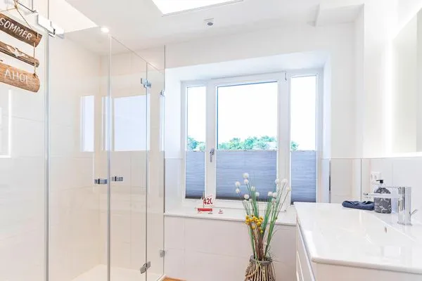 Badezimmer 2: Regendusche, Haartrockner, WC  FeWo Sky Suite Proradies Dachterrasse in PRORA - 8.51a