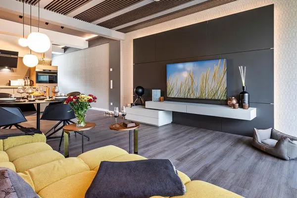 Wohn/Essbereich: Sofa, Sitzbereich, Essbereich, TV, Zugang zur Terrasse  FeWo strandoffice in PRORA - 8.06