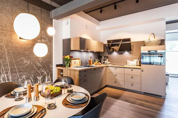 Wohn/Essbereich: Sofa, Sitzbereich, Essbereich, TV, Zugang zur Terrasse  FeWo strandoffice in PRORA - 8.06