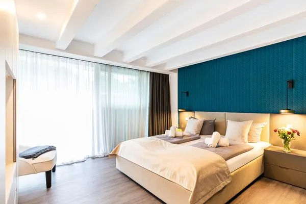 Schlafzimmer 1 (Seeseite): 1 Doppelbett (180x200), TV, Zugang zum Balkon  FeWo strandoffice in PRORA - 8.06