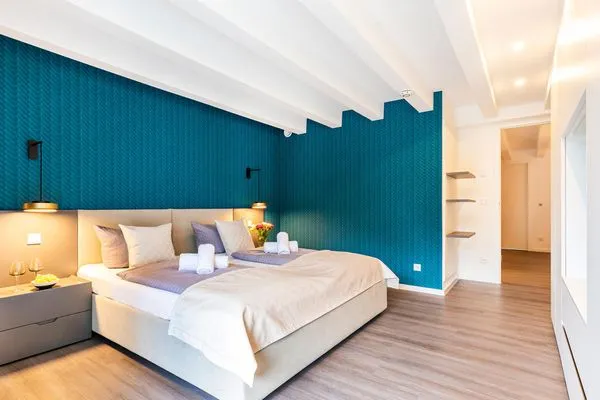 Schlafzimmer 1 (Seeseite): 1 Doppelbett (180x200), TV, Zugang zum Balkon  FeWo strandoffice in PRORA - 8.06