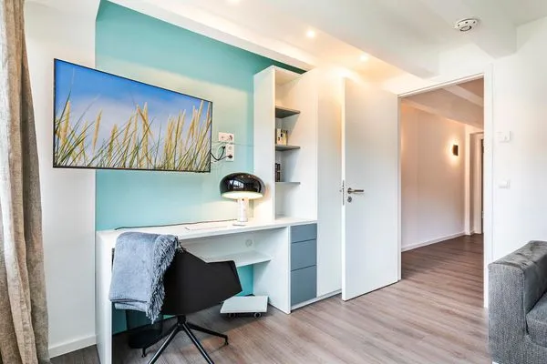 Schlafzimmer 2 (Landseite): 1 Schlafsofa (140x200), TV  FeWo strandoffice in PRORA - 8.06