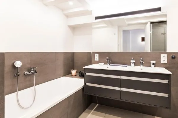 Badezimmer: Regendusche, WC, Waschbecken, Haartrockner  FeWo strandoffice in PRORA - 8.06